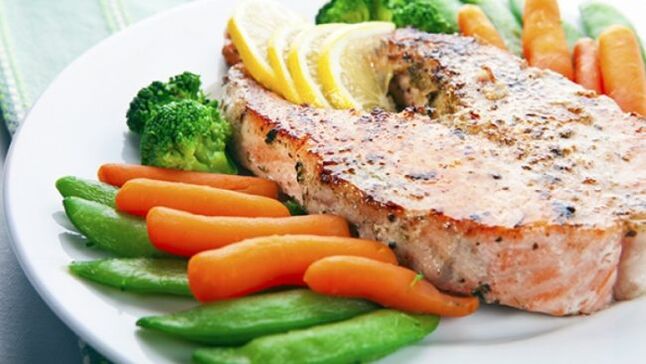 الأسماك والخضروات لاتباع نظام غذائي الكيتون