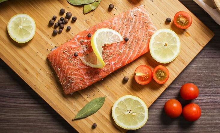 السمك بالخضروات لفقدان الوزن في النظام الغذائي