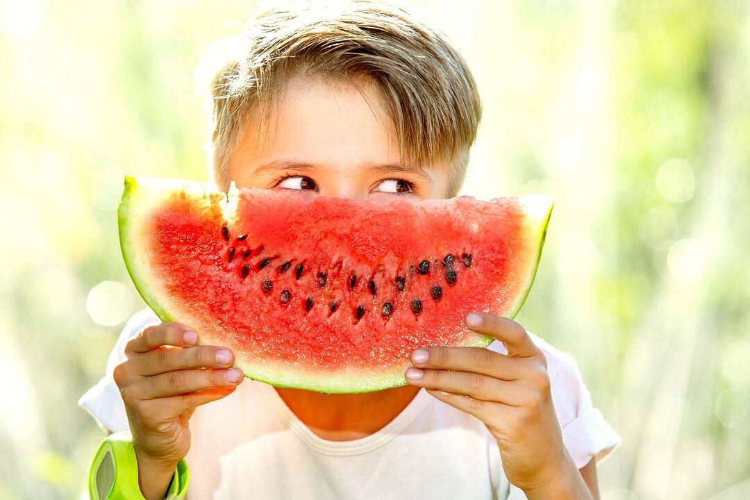 طفل يأكل البطيخ